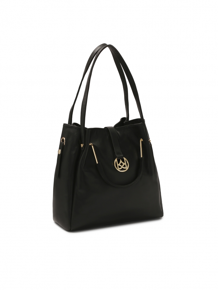 Czarna torebka na ramię i metalowymi uchwytami do ręki