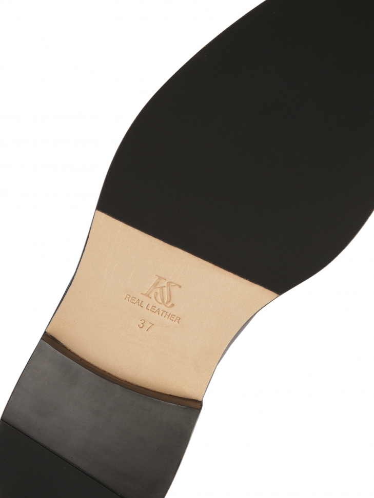 Wsuwane kozaki na płaskiej podeszwie