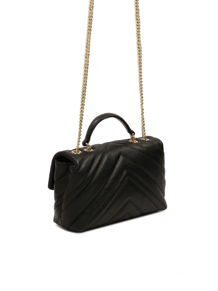 Mała pikowana torebka z ozdobnym zapięciem