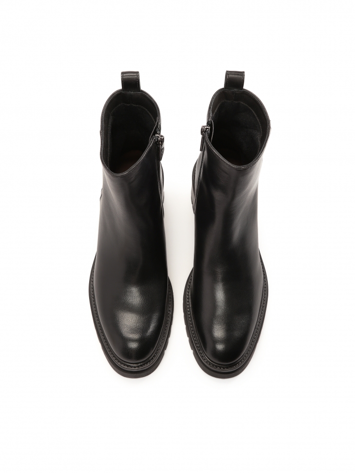 Czarne botki na obcasie z prostą cholewką