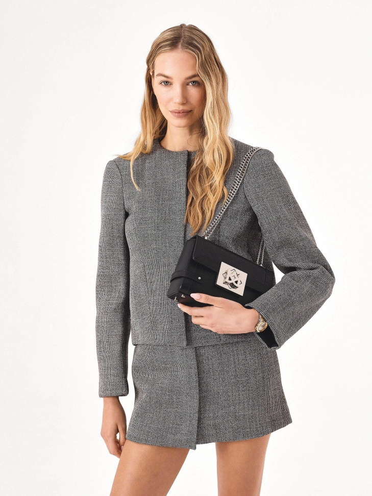 Skórzana czarna torebka na łańcuszku o sztywnej konstrukcji