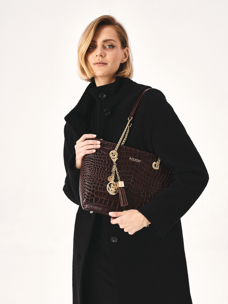 Bordowa błyszcząca torebka z tłoczonej skóry