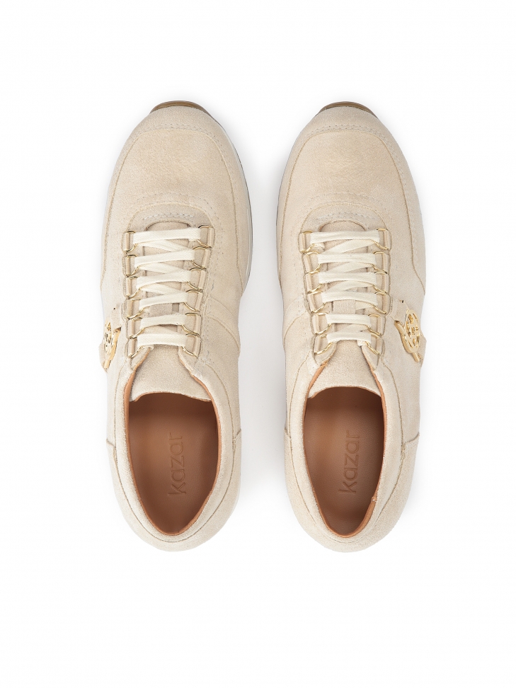 Beżowe sneakersy damskie z zamszu ozdobione monogramem