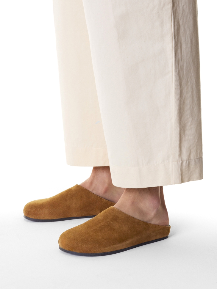 Zamszowe klapki z zabudowanym przodem