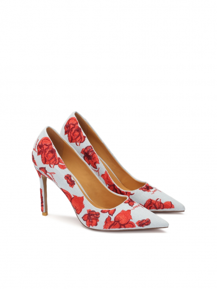 Niebieskie czółenka denim w czerwone kwiaty