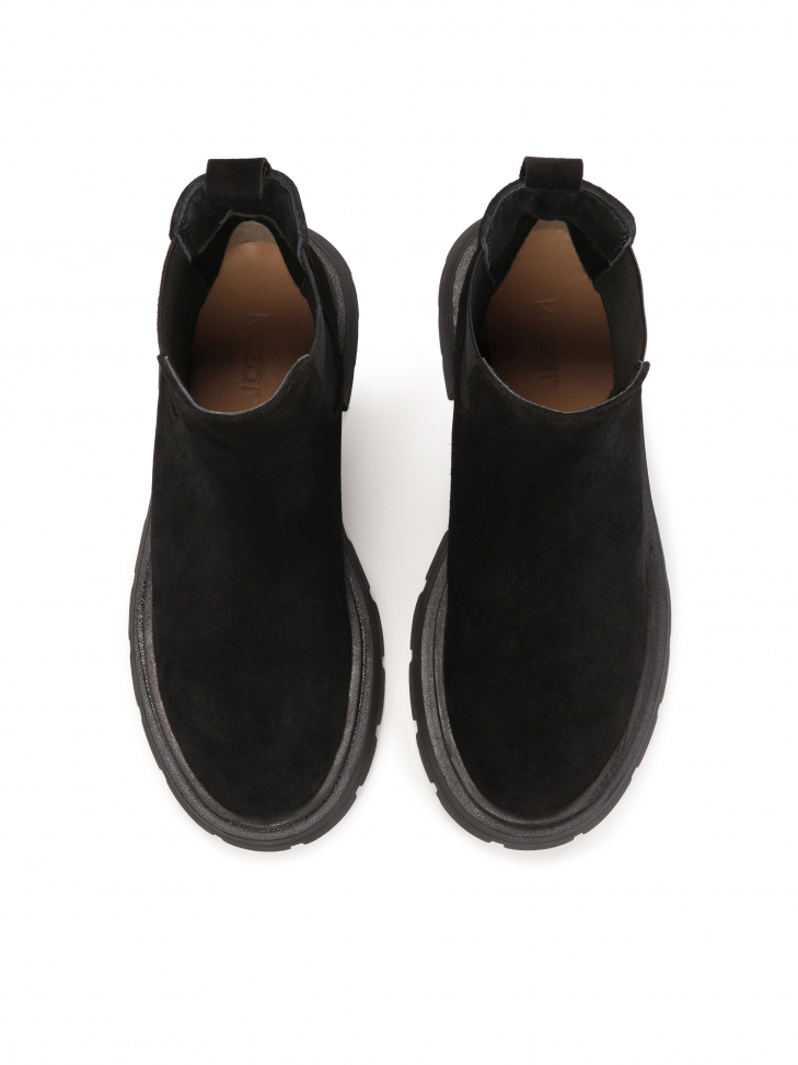 Czarne zamszowe botki typu chelsea z wystającą podeszwą