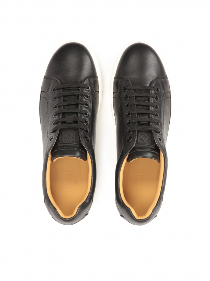 Czarne sneakersy na białej podeszwie