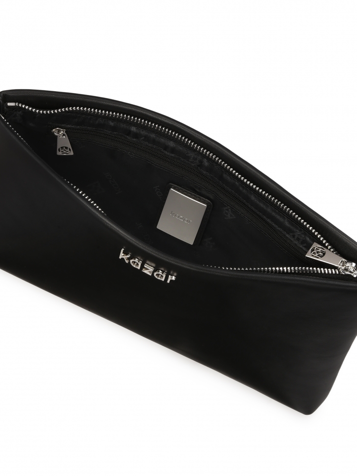 Minimalistyczna czarna kopertówka do ręki