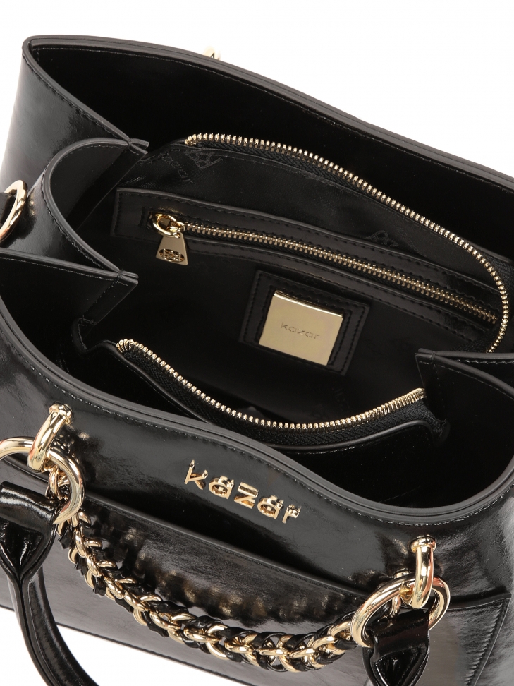 Czarna torebka z rączkami zdobiona łańcuchem