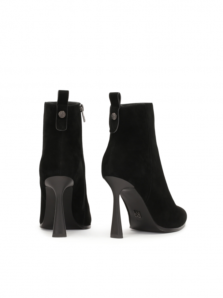 Botki z zamszu w czarnym kolorze