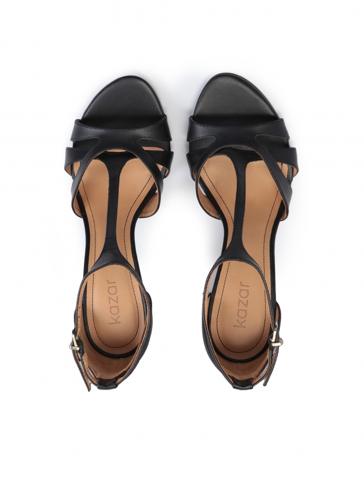 Czarne skórzane sandały z efektownymi paseczkami