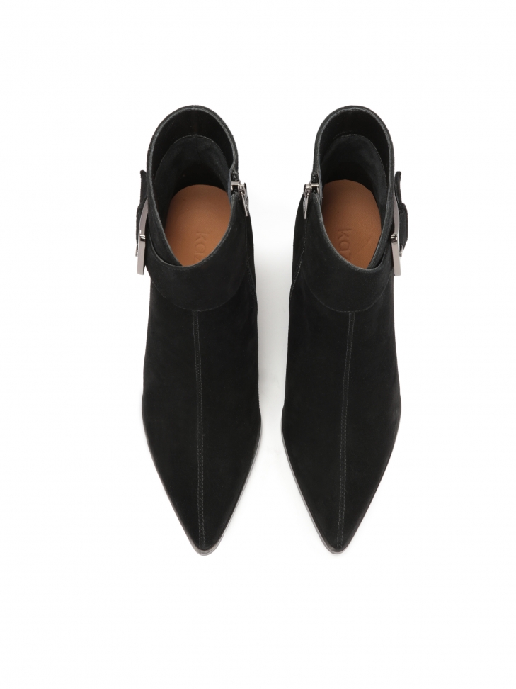 Zamszowe botki na koturnie