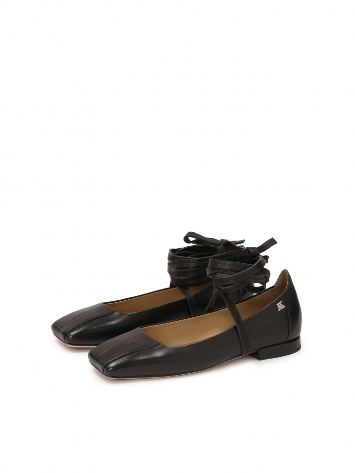 Czarne czółenka na płaskiej podeszwie z kwadratowym noskiem