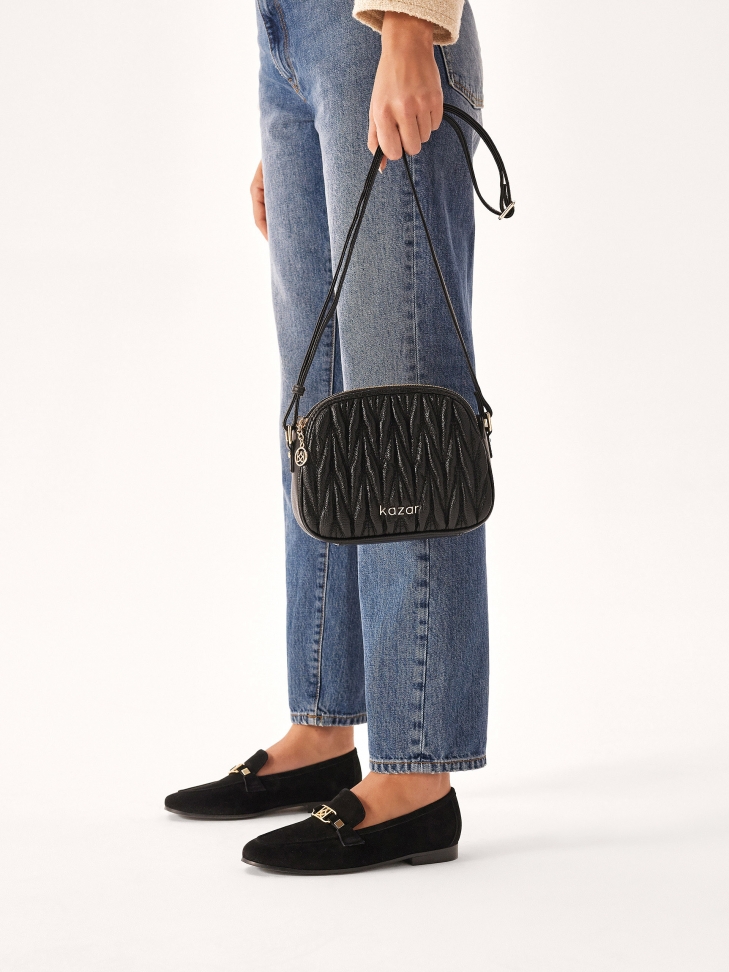 Czarne zamszowe półbuty z metalową ozdobą