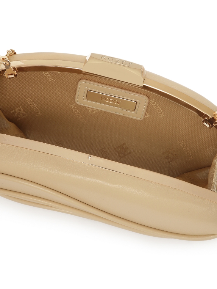 Awangardowa kopertówka do ręki z grawerowanym logo KAZAR