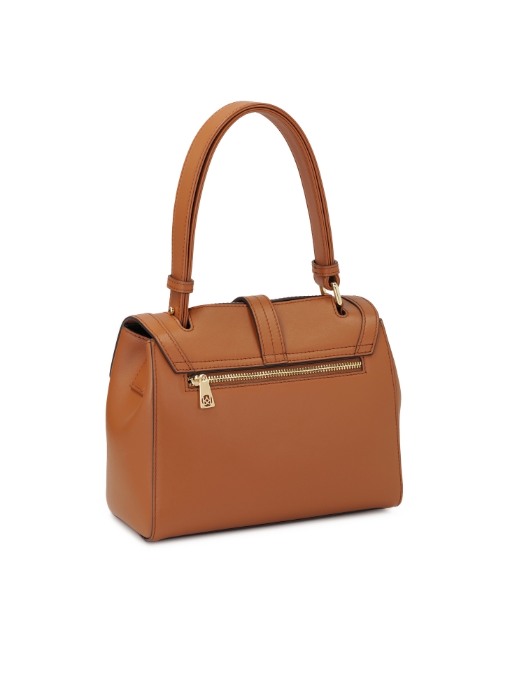 Brązowa torebka z klapą i uchwytem