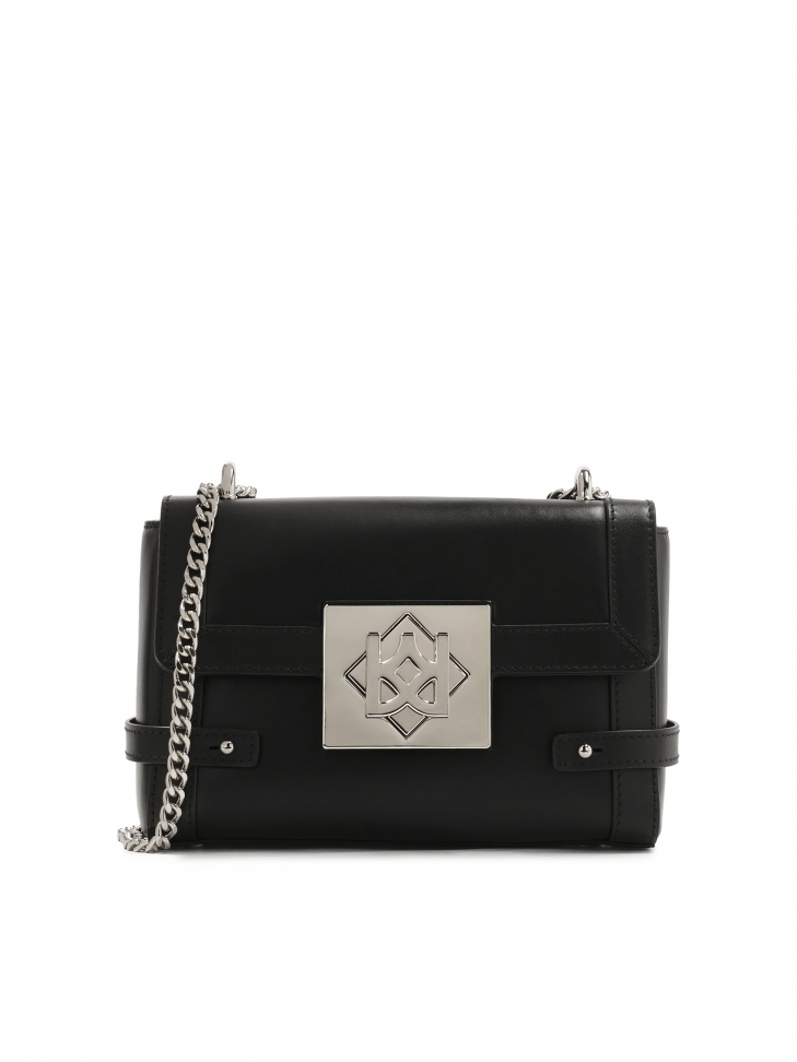 Skórzana czarna torebka na łańcuszku o sztywnej konstrukcji