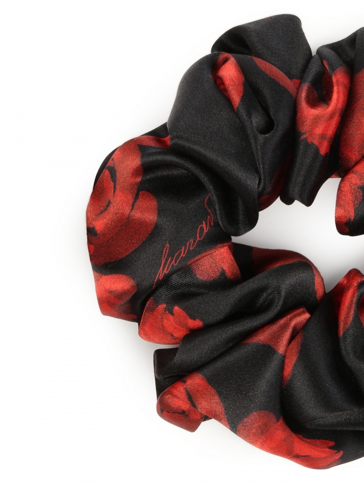 Satynowe czarne scrunchie w czerwone róże