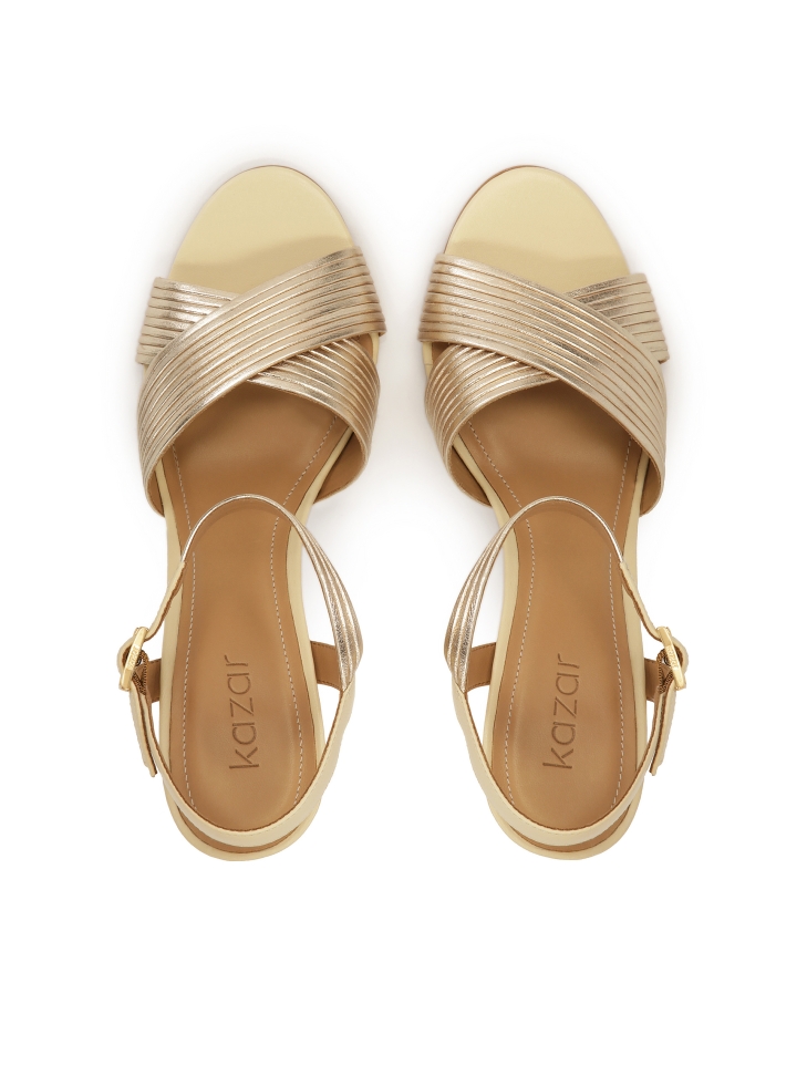 Beżowo-ote sandały ze szyżowanymi paskami