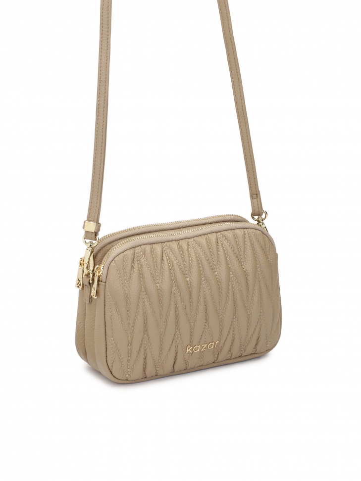 Efektownie pikowana torebka z paskiem na ramię