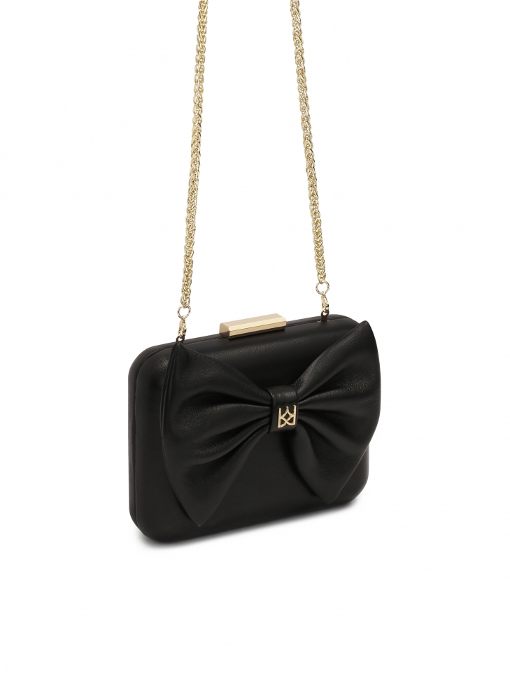 Czarna kopertówka z dużą kokardą na przodzie