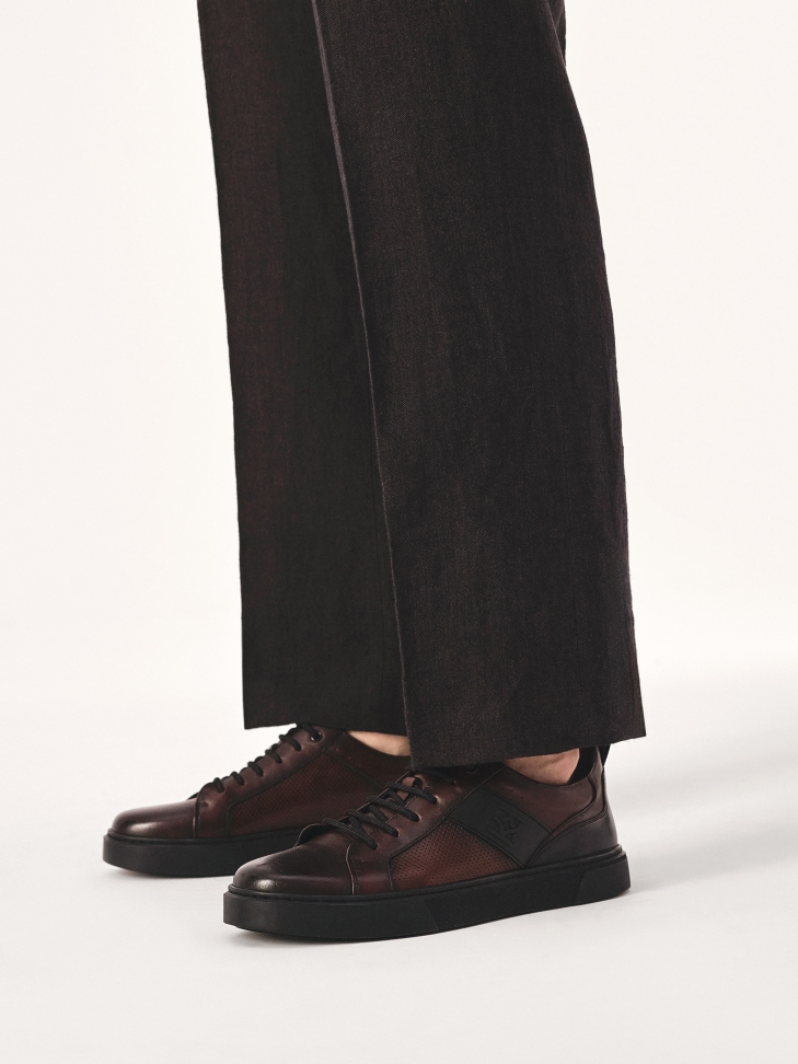 Bordowe sneakersy z perforowaną cholewką