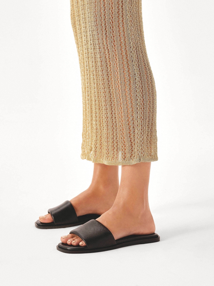 Wsuwane czarne klapki na płaskiej podeszwie