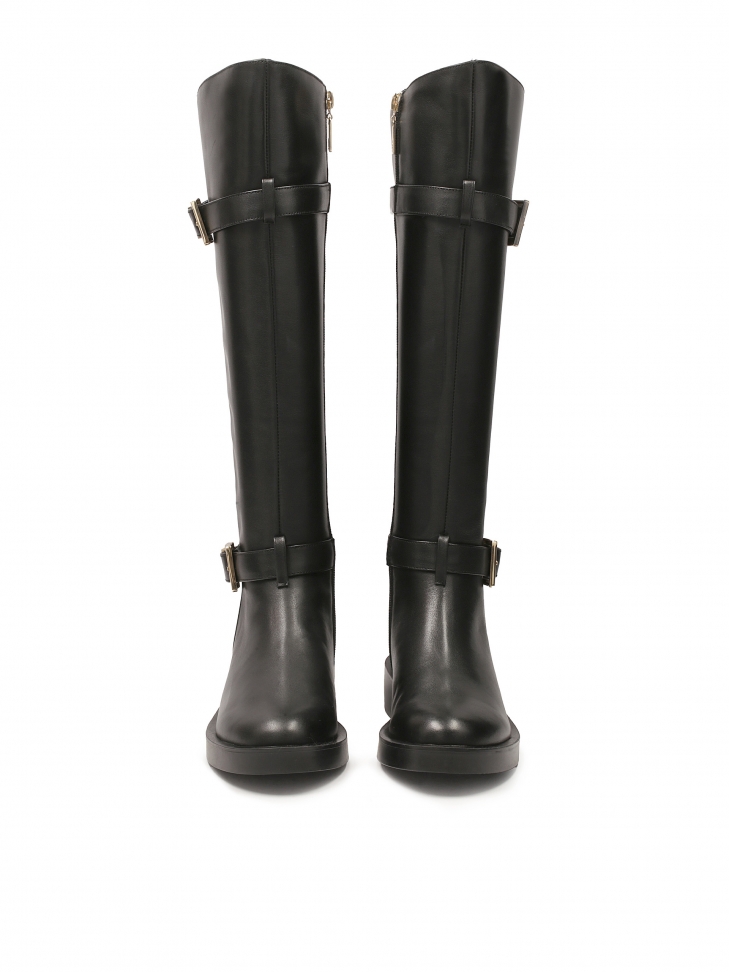 Klasyczne czarne kozaki zdobione sprzączkami na cholewce