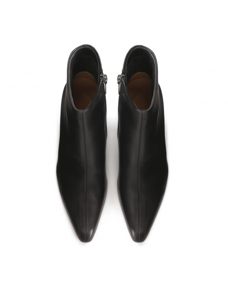 Czarne botki na finezyjnym koturnie