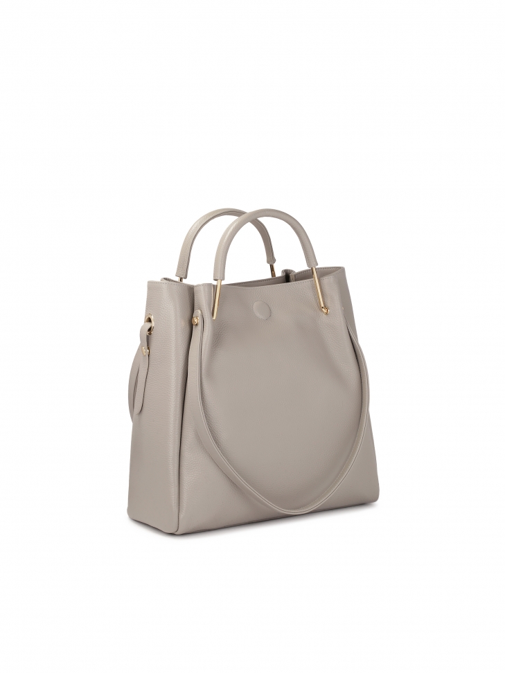 Skórzana szara torebka z metalowymi rączkami i paskiem