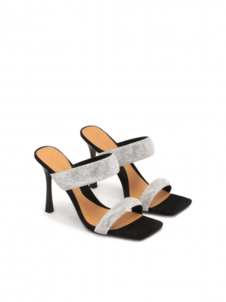 Czarne klapki na obcasie z błyszczącymi paskami