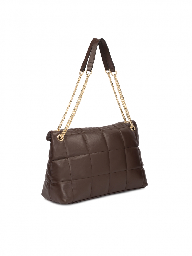 Brązowa torebka w pikowany wzór z łańcuchami