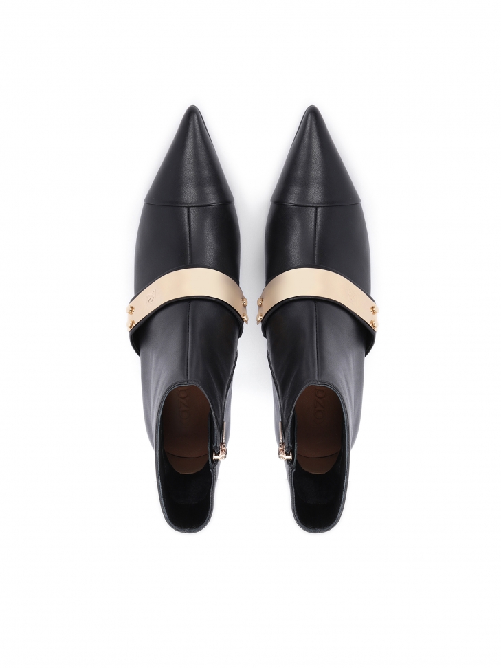 Klasyczne skórzane botki z noskami w szpic i dużą metalową ozdobą