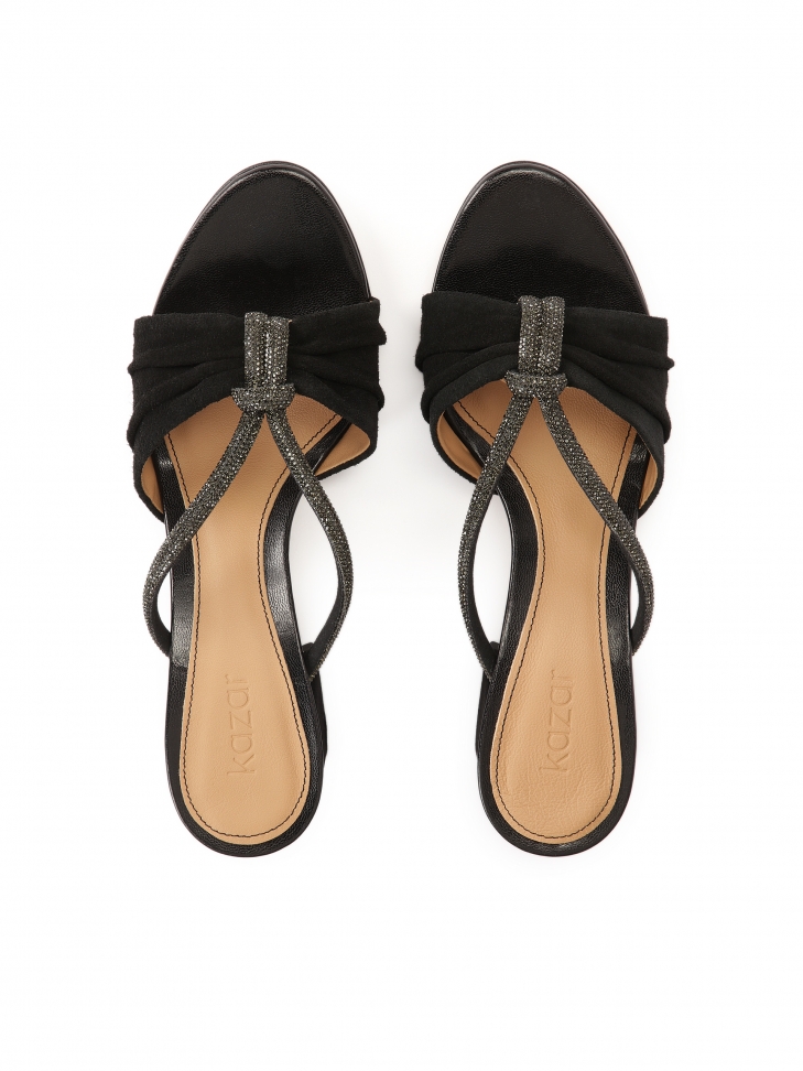 Eleganckie zamszowe klapki z błyszczącym akcentem