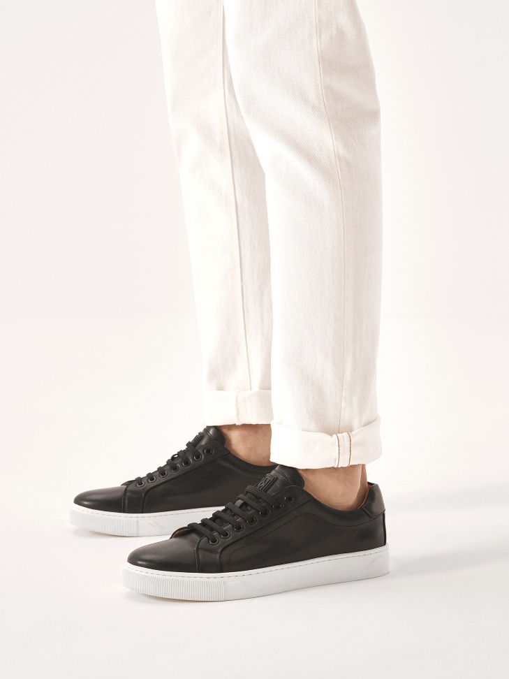 Czarne sneakersy na białej podeszwie