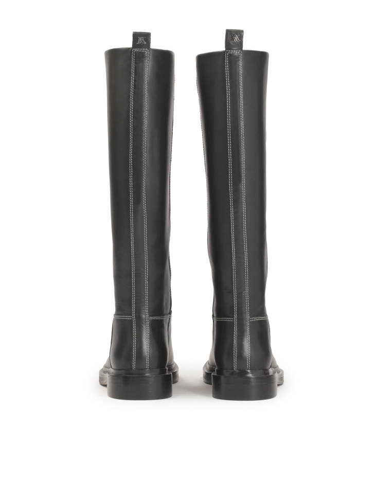 Wsuwane kozaki na płaskiej podeszwie