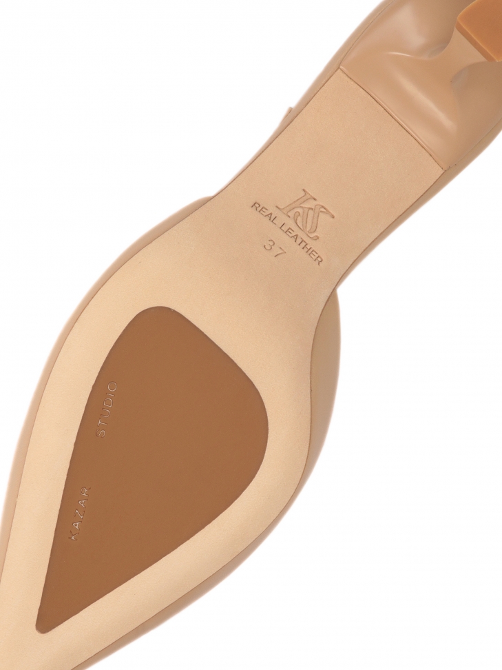 Półotwarte czółenka z beżowej skóry