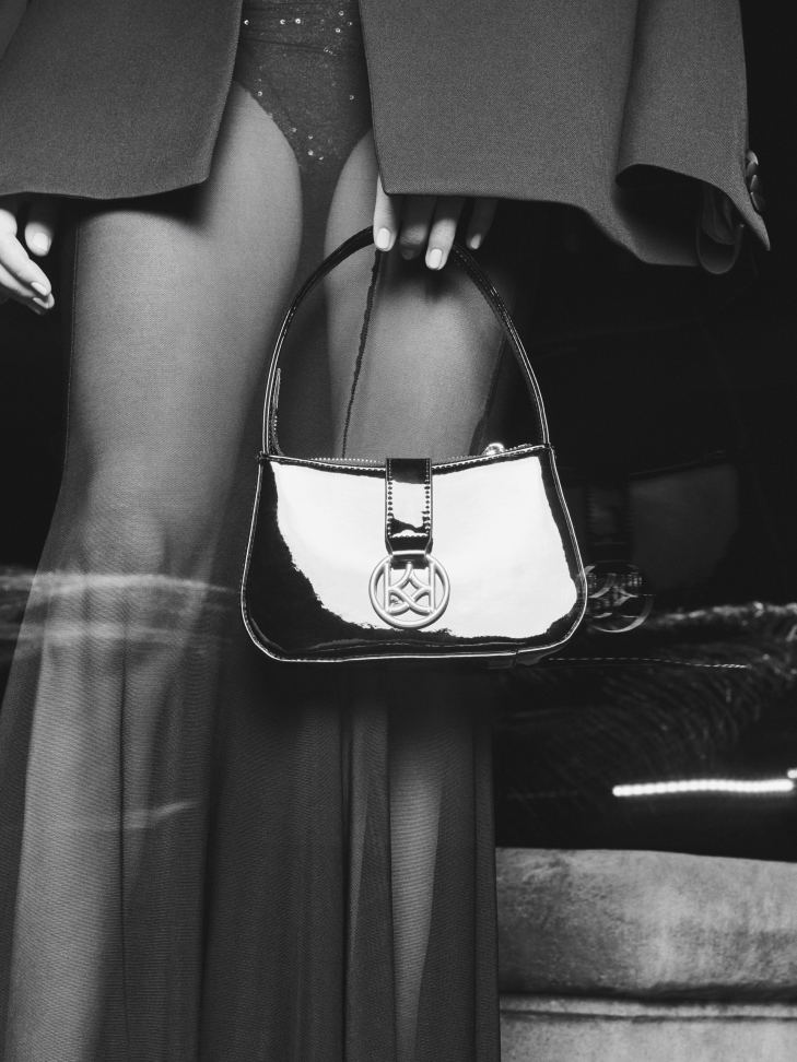 Minimalistyczna czarna torebka z monogramem KAZAR