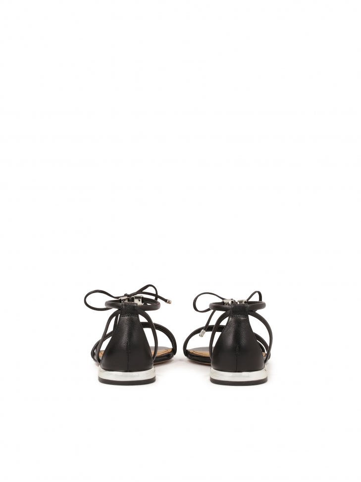 Czarne sandały na płaskiej podeszwie ze srebrnym obcasem