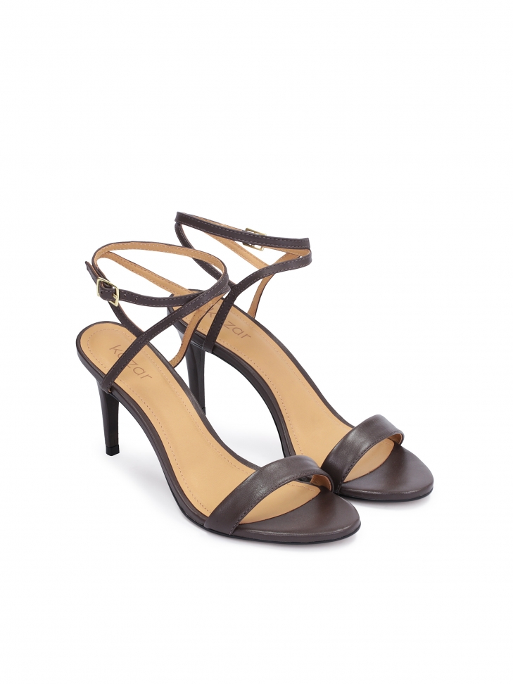 Minimalistyczne brązowe sandały zapinane wokół kostki