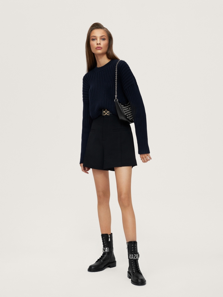 Wysokie trzewiki damskie z tłoczeniem i metalowym napisem