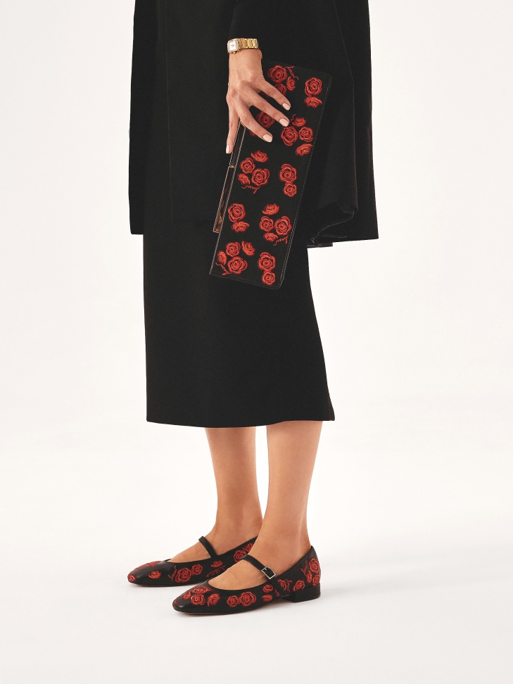 Czarne płaskie czółenka w kwiaty