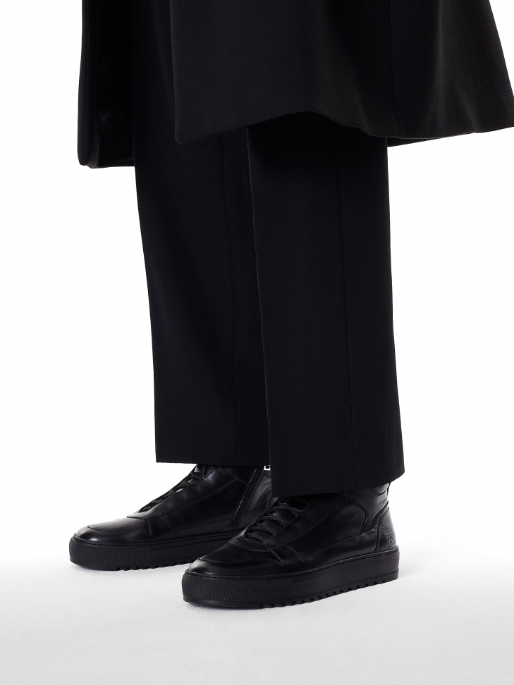 Czarne sneakersy z wysoką cholewką i sznurowaniem