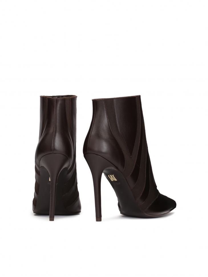 Ciemnobrązowe wsuwane botki w finezyjny wzór