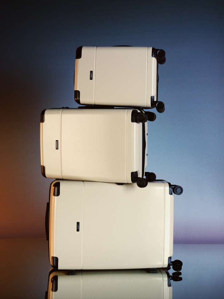 Duża beżowa walizka PC na zwrotnych kółkach