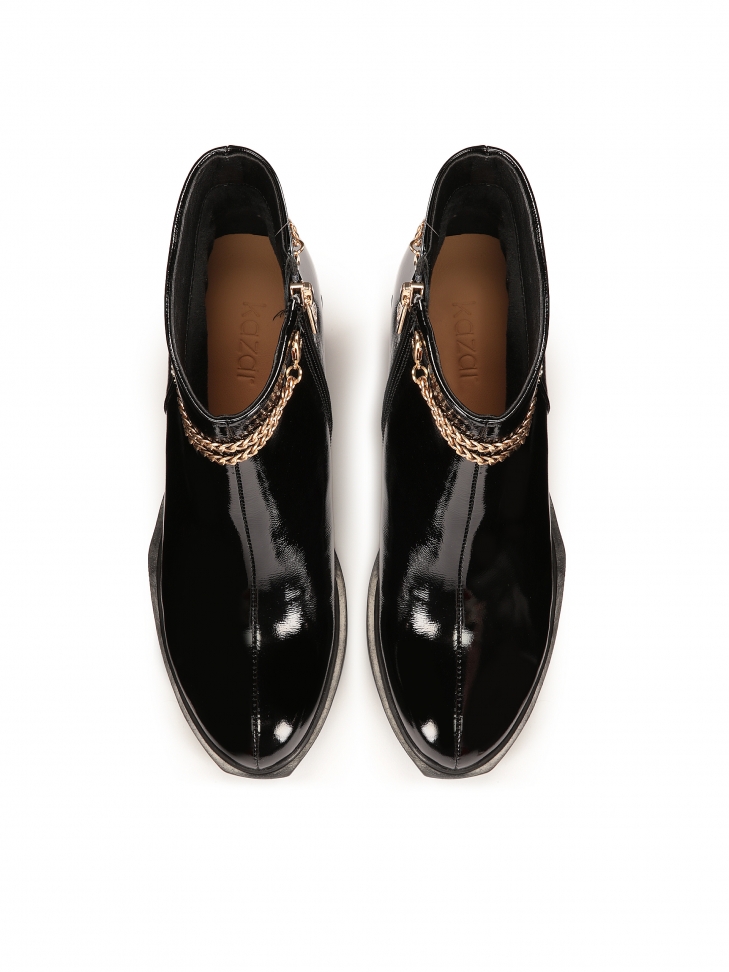 Botki na koturnie z odpinanym łańcuszkiem