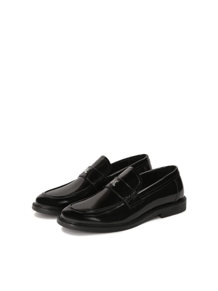 Wsuwane czarne loafersy z monogramem