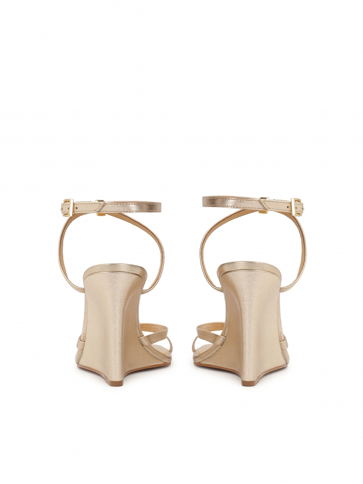 Złote sandały na koturnie