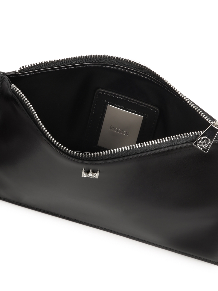 Czarna torebka o sztywnej konstrukcji z saszetką