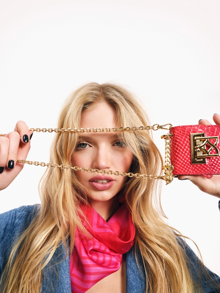 Jedwabna różowa apaszka w kwiatowy wzór